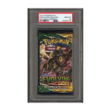 Lade das Bild in den Galerie-Viewer, Pokémon Evolving Skies – Boosterpack, Umbreon-Artwork – Vorderseite – PSA 103534778
