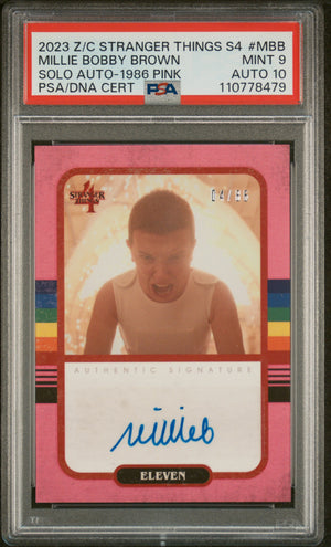 Millie Bobby Brown – Stranger Things 1986 Pink 04/86 – PSA 9 / Auto 10 – Zertifikat 110778479 – Differenzbesteuerung nach §25a UStG